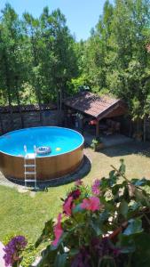 - une grande piscine dans une cour avec une table dans l'établissement Гери2, à Arbanasi