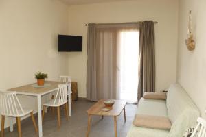 una sala de estar con un sofá y una mesa en Zeusplace Anastasia's Apartment 2, en Litóchoron