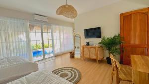 TV a/nebo společenská místnost v ubytování Demoska Villa Jogja With Privatepool
