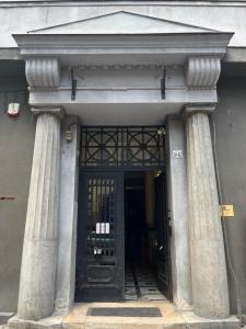 un ingresso a un edificio con porta nera di D58 Delux Apartments in the city center a Budapest