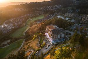 維多利亞的住宿－The Westin Bear Mountain Resort & Spa, Victoria，享有带高尔夫球场的度假村的空中景致