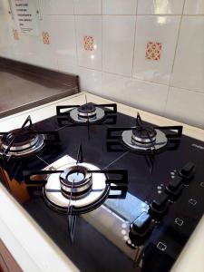 a stove top with four plates on top of it at Cabañas Del Sauce in Paraná