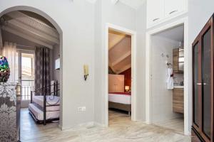 Zimmer mit einem Schlafzimmer mit einem Bett und einem Flur in der Unterkunft Rena’s house 2 in Argostoli
