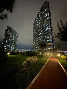 um edifício alto com luzes acesas numa cidade à noite em KOZAPARK em Esenyurt