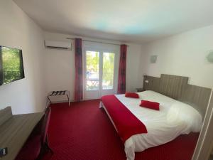 - une chambre avec un grand lit et une fenêtre dans l'établissement Hôtel Spa L'Ermitage, aux Salles-sur-Verdon