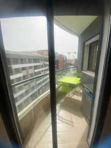 een balkon vanuit een raam van een gebouw bij Élégant & Cosy Appartement in Casablanca