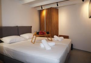 due letti in una stanza con un tavolo sopra di Porto 57 a Chania