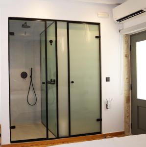 doccia con porte in vetro in camera di Porto 57 a Chania Altre 40 foto