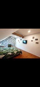 - une chambre avec un lit et un mur en pierre dans l'établissement Le domaine du Quercy, à Padirac