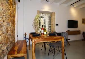 una sala da pranzo con tavolo e sedie in legno di Porto 57 a Chania
