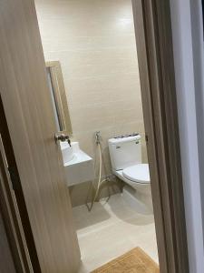 a bathroom with a toilet and a sink at Bông homestay Nera Garden, Huế in Thôn Văn Dương