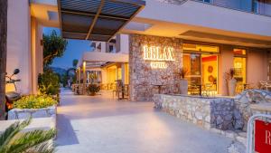 un hotel con una fachada de piedra y un restaurante en Relax Hotel, en Palaiochóra