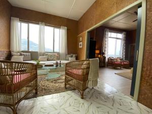 sala de estar con 2 sillas y sofá en Casablanca Homestay en Āīzawl