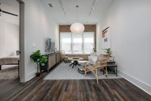 ein Büro mit einem Wohnzimmer mit einem Tisch und Stühlen in der Unterkunft New Construction Loft Style Spacious Lux Apt in Atlanta