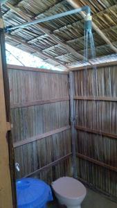 Yennanas BesirにあるYenrou Homestayの木製の壁のバスルーム(トイレ付)