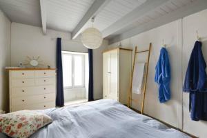 - une chambre avec un lit, une commode et une fenêtre dans l'établissement Maison de vacances 5-7 personnes, à Saint-Pierre-Quiberon