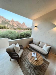 ein Wohnzimmer mit einem Sofa, Stühlen und einem Tisch in der Unterkunft Borgo Antico San Pantaleo in San Pantaleo