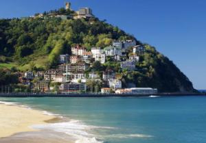 eine Stadt auf einem Hügel neben dem Strand in der Unterkunft NEW Apartment & Terrace. Steps to Ondarreta Beach in Añorga-Lugariz