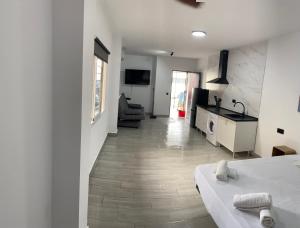 a room with a bed and a kitchen and a living room at Estudios Barbate Playa 4 in Barbate