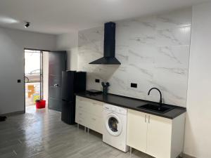 a kitchen with a washing machine and a sink at Estudios Barbate Playa 4 in Barbate