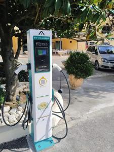 una máquina de combustible de hidrógeno al lado de una calle en Hotel Ristorante Al Boschetto, en Cassino