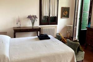 una camera con un grande letto bianco e una scrivania di Venezia Lido Villa Delle Palme a Lido di Venezia