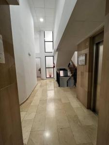 een lege hal in een gebouw met een hallwayngth bij Old Town 1 Bedroom Hideaway in Alicante