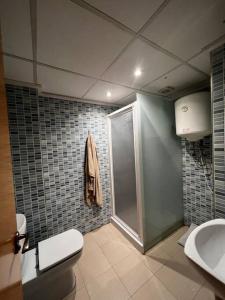 een badkamer met douche, toilet en wastafel bij Old Town 1 Bedroom Hideaway in Alicante