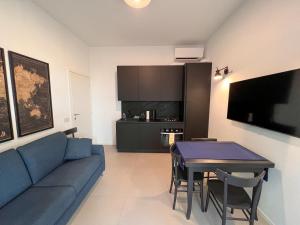 ein Wohnzimmer mit einem blauen Sofa und einem Tisch in der Unterkunft Casetta Celso in Rom