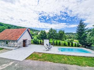 uma villa com uma piscina e uma casa em Grga's Villa 