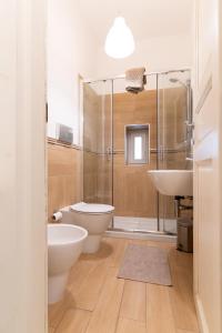 ein Bad mit einer Dusche, einem WC und einem Waschbecken in der Unterkunft Four Luxury Apartment in Palermo