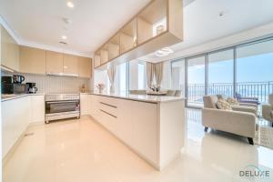 Kuchyň nebo kuchyňský kout v ubytování Charming 3BR at 17 Icon Bay Dubai Creek Harbour by Deluxe Holiday Homes