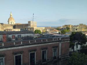 uma vista para uma cidade a partir do telhado de um edifício em Benedettini House em Catânia