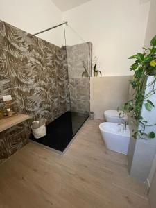 カリアリにあるSunset 221 Cagliariのバスルーム(シャワー、トイレ、シンク付)