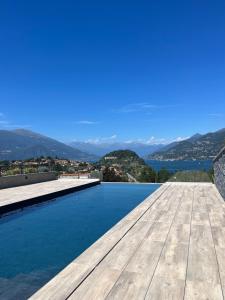 una piscina con vistas al agua en Bellagio Dreams,Luxury Apartment, en Bellagio