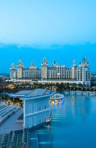 uma vista para a marina de Dubai à noite em Granada Luxury Belek - Family Kids Concept em Belek