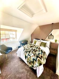 1 dormitorio con 1 cama, 1 silla y 1 ventana en Boutique Nights Willow, en Eastbourne