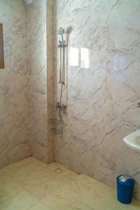 La salle de bains est pourvue d'une cabine de douche et d'un lavabo. dans l'établissement Superbe appartement F4 à Dakar Mermoz-Sacré cœur, à Dakar