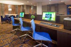 una oficina con escritorio, ordenador y sillas azules en Courtyard by Marriott Houston Galleria, en Houston