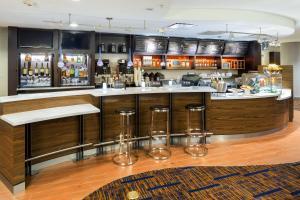 a bar with a counter and stools in a room at Courtyard by Marriott Houston Galleria in Houston