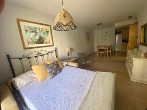 - une chambre avec un lit et un salon dans l'établissement Apartamento Julieta, à Estepona