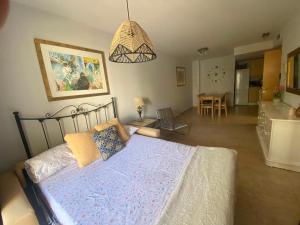 Un dormitorio con una cama y una sala de estar. en Apartamento Julieta, en Estepona