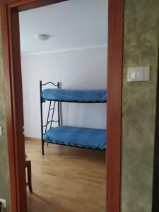 Zugang zu einem Zimmer mit Etagenbett in der Unterkunft APPARTAMENTO PIEVE ANTICA 