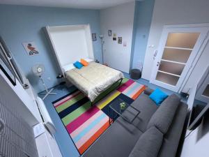 塞拉耶佛的住宿－Happy place，享有带一张床和一张沙发的客厅的顶部景色。