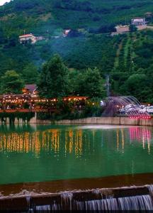 a view of a lake with lights in the background at AYTEN'NİN KIR EVİ in Trabzon