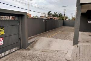 une porte de garage sans panneau de stationnement à côté d'un bâtiment dans l'établissement Pequeno Paraíso Loft - Praia da Cal, à Torres