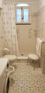 een badkamer met een wasmachine en een toilet bij Relais Zio Vincenzo Casa Positano in Positano