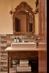 La salle de bains est pourvue d'un lavabo et d'un miroir. dans l'établissement Dawar El Omda (Adults Only), à Hurghada