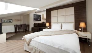 um quarto com uma cama grande e uma sala de estar em Derpa Hotel em Istambul