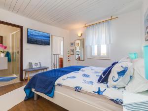 1 dormitorio con 1 cama con edredón azul y blanco en Casa Rustica Funtana, en Funtana